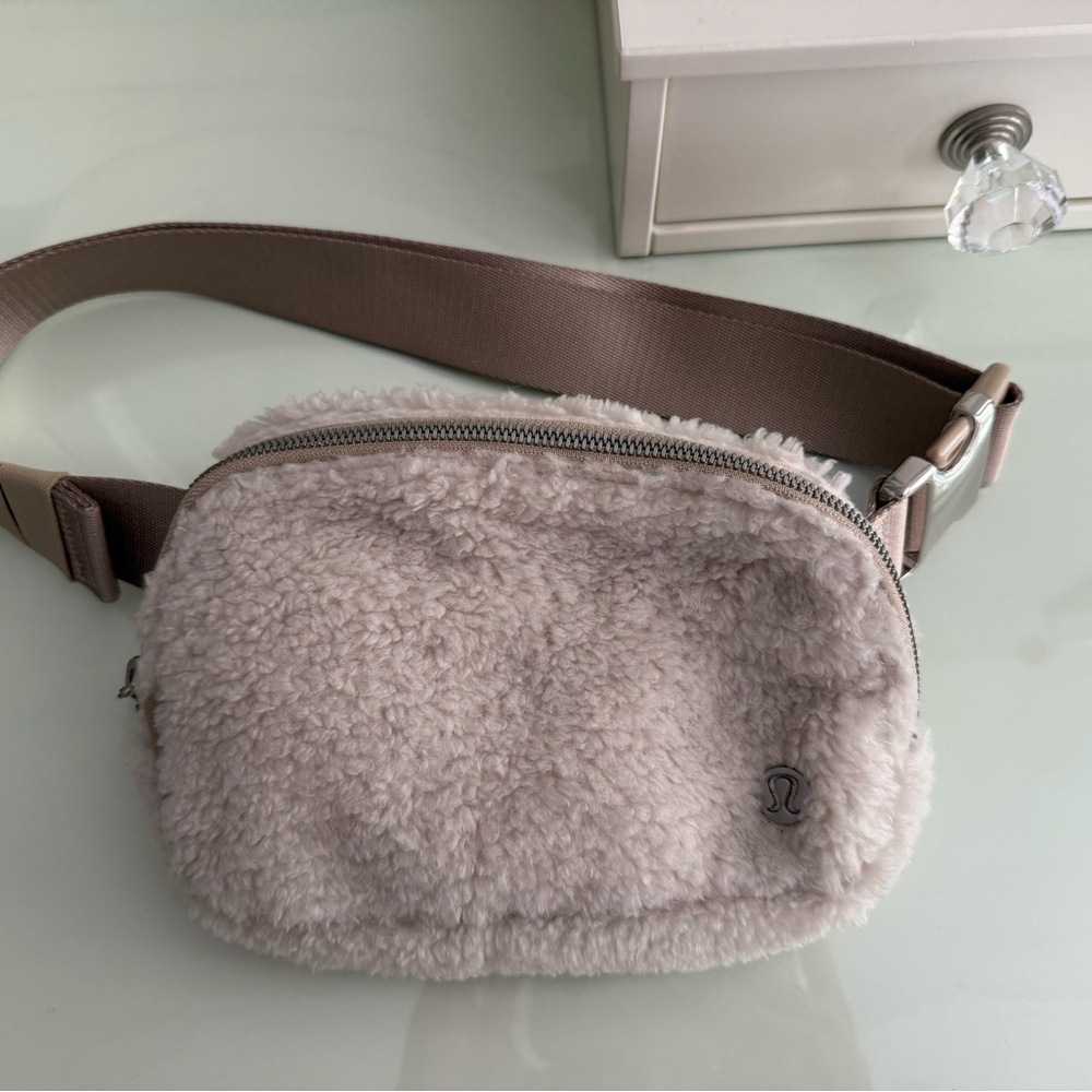 Lululemon Sherpa Belt Bag in Cream
